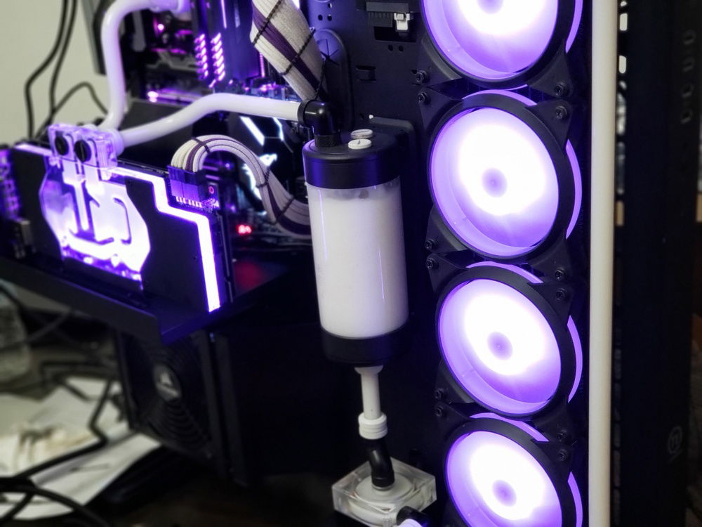 Reservoir is nice and clean. No heavy build up of that nasty orange gunk.