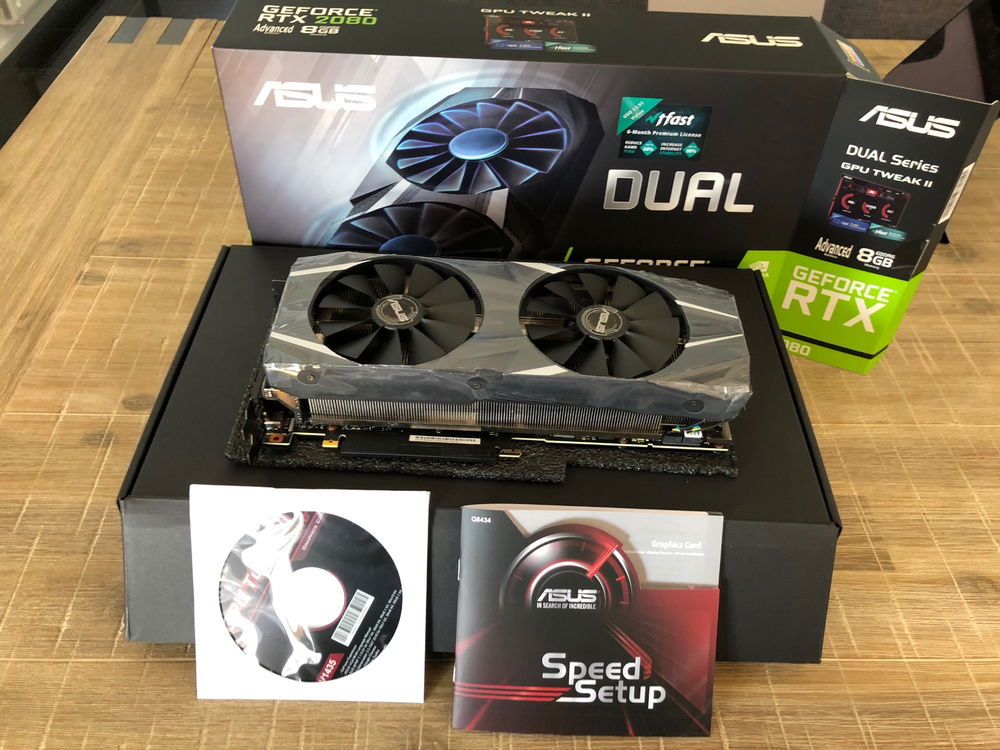 Here you can see all the package contents. The card is still in its protective plastic at this point.