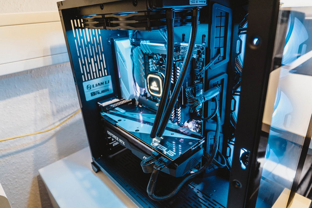 And here is a close-up of the updated build with the RTX 2080 installed. I did not have perfect lighting conditions therefore some parts of the image blurry. For the final update I'll create some better shots.