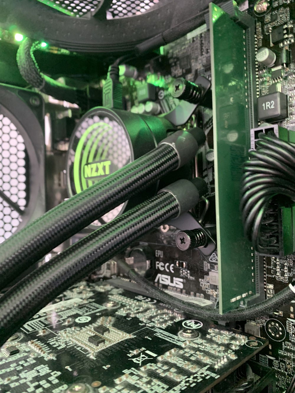 Intel Core i5-6400,
NZXT Kraken M22,
Kingston ValueRAM 8GB 2133MHz