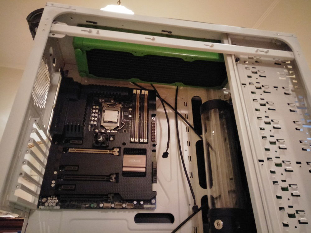 The pump/res is an XSPC Photon I got with a whole bunch of parts. I haven't even tested it yet so I hope it works :/