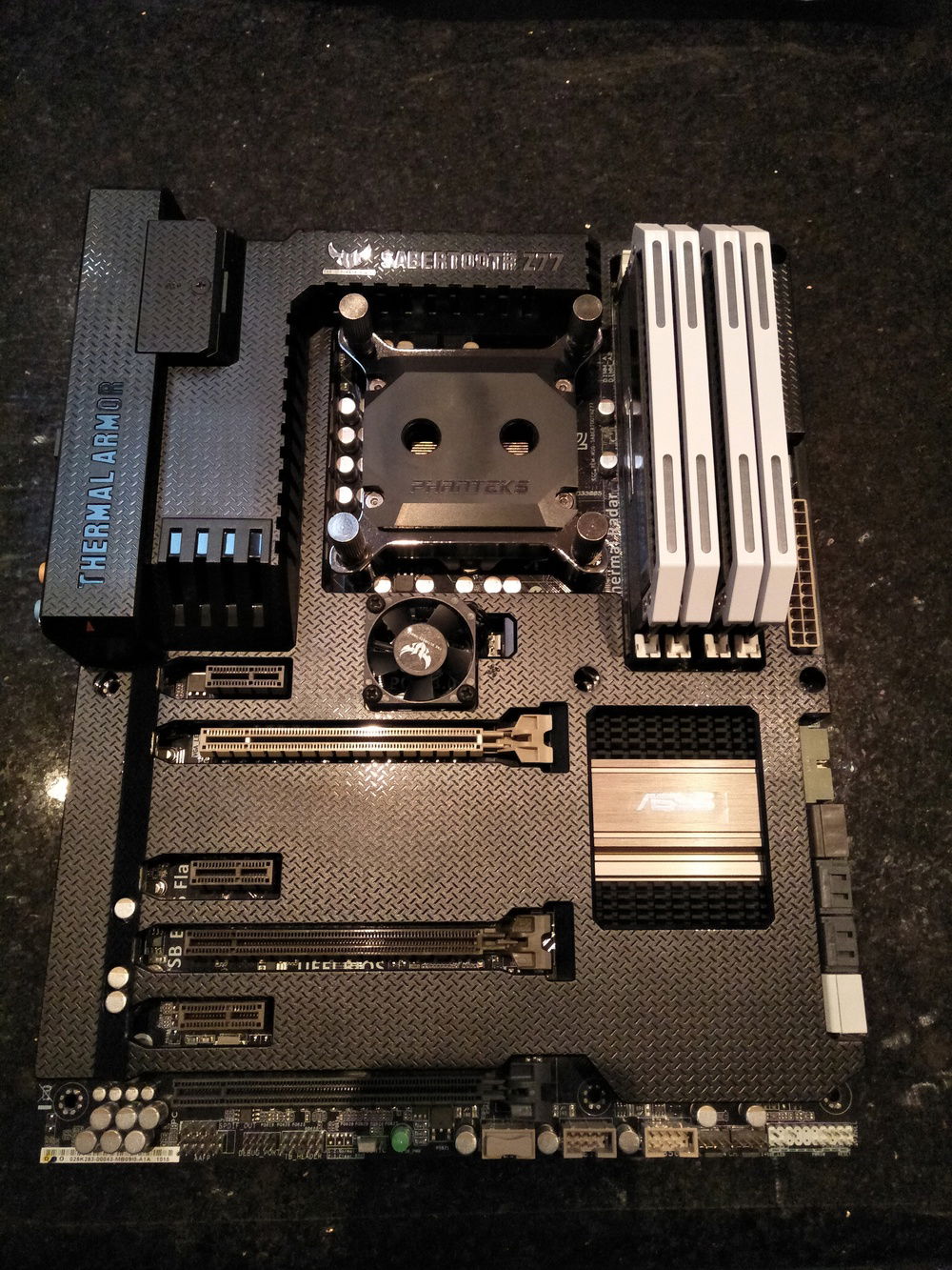 And the new ram. Definitely needs some paint. Came with the custom CableMod heat-spreaders basically for free.