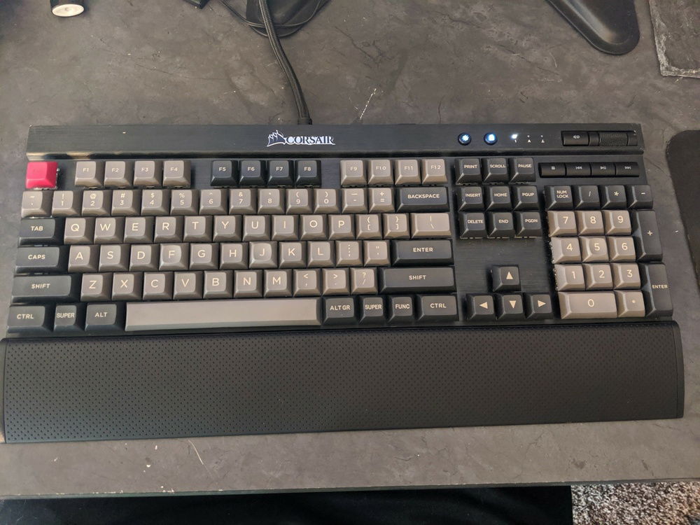 finished keyboard with new key switches and keycaps