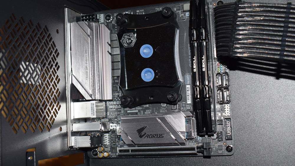 TouchAquaCube
Build with Touchaqua and Bitspower
Sponsored by Bitspower & Azzatek