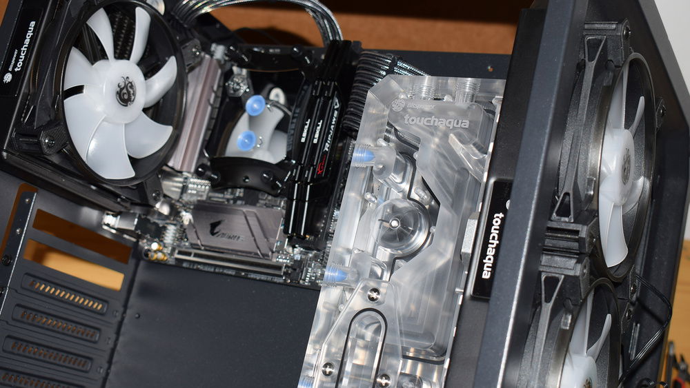 TouchAquaCube
Build with Touchaqua and Bitspower
Sponsored by Bitspower & Azzatek