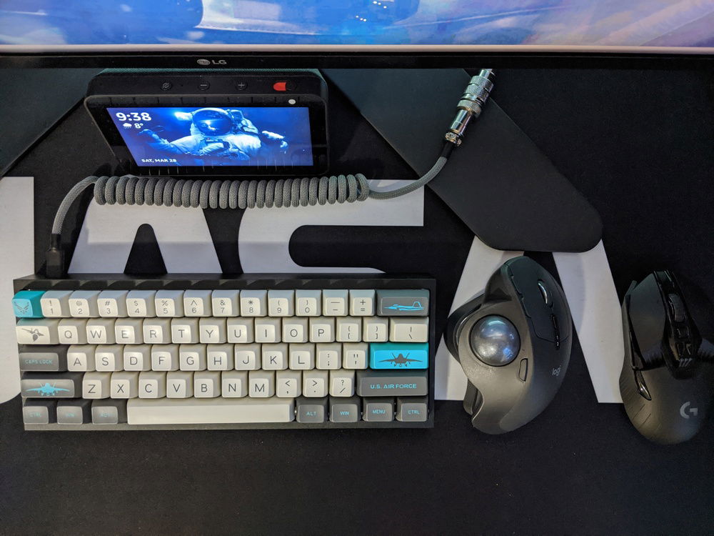 TOFU60 build w/ lubed box blacks, and lubed + clipped cherry stabilizers. Mice are the Logitech MX-Ergo and G903.