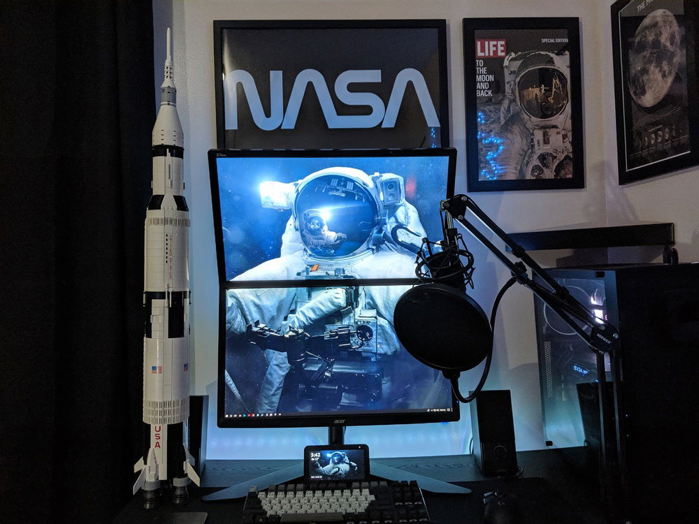 Older pic of the setup. Stacked 24" monitors to get a scale of the rocket's size.