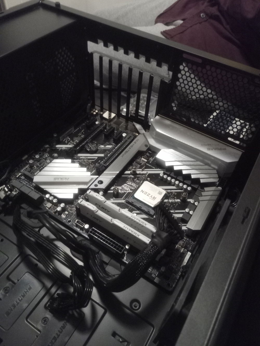 I initially thought the heatsinks were all white but upon arrival I realized they're brushed aluminium in more of a gunmetal gray. Tbh, I loved it even more.
