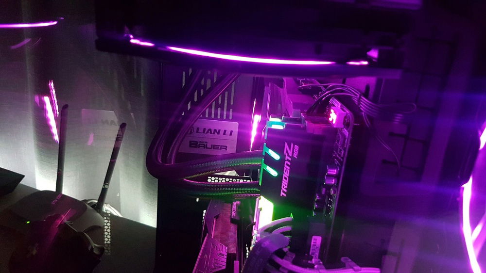 Lian-Li and Der8auer badge.