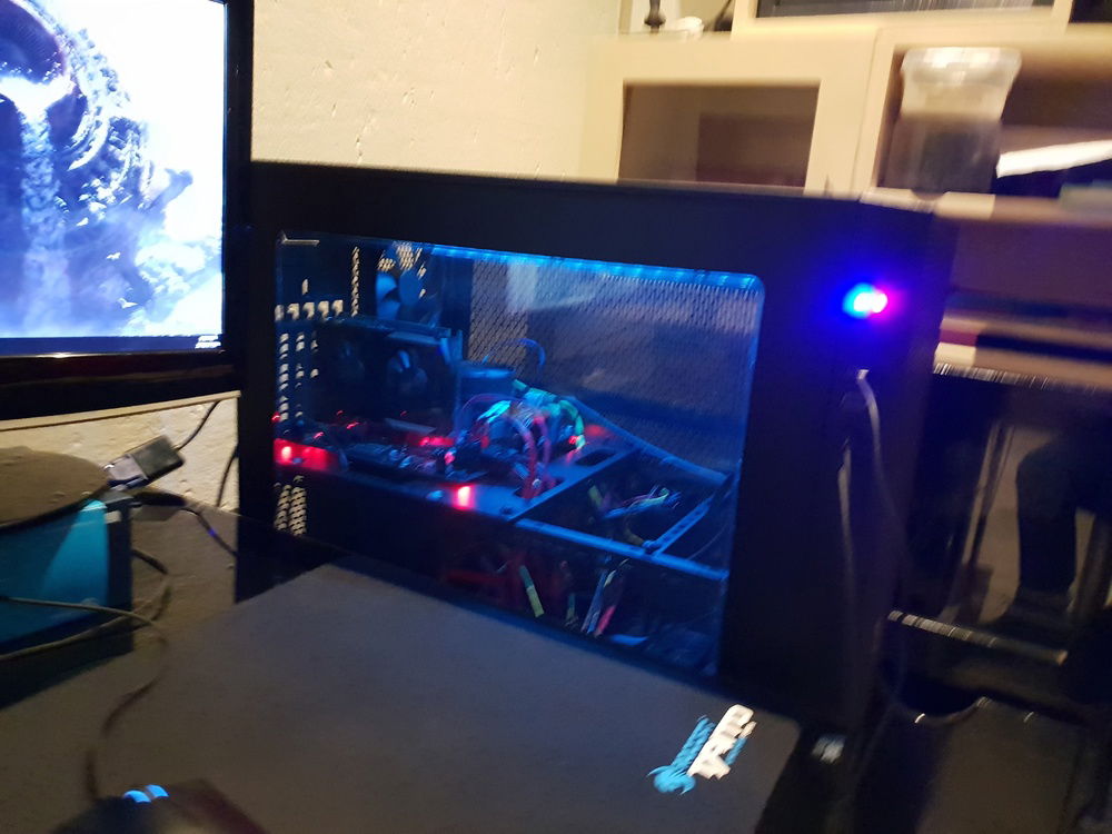 1050ti and a G4560 now relocated into the Core X2. Looks really odd with the Mini-ATX board in such a huge case.