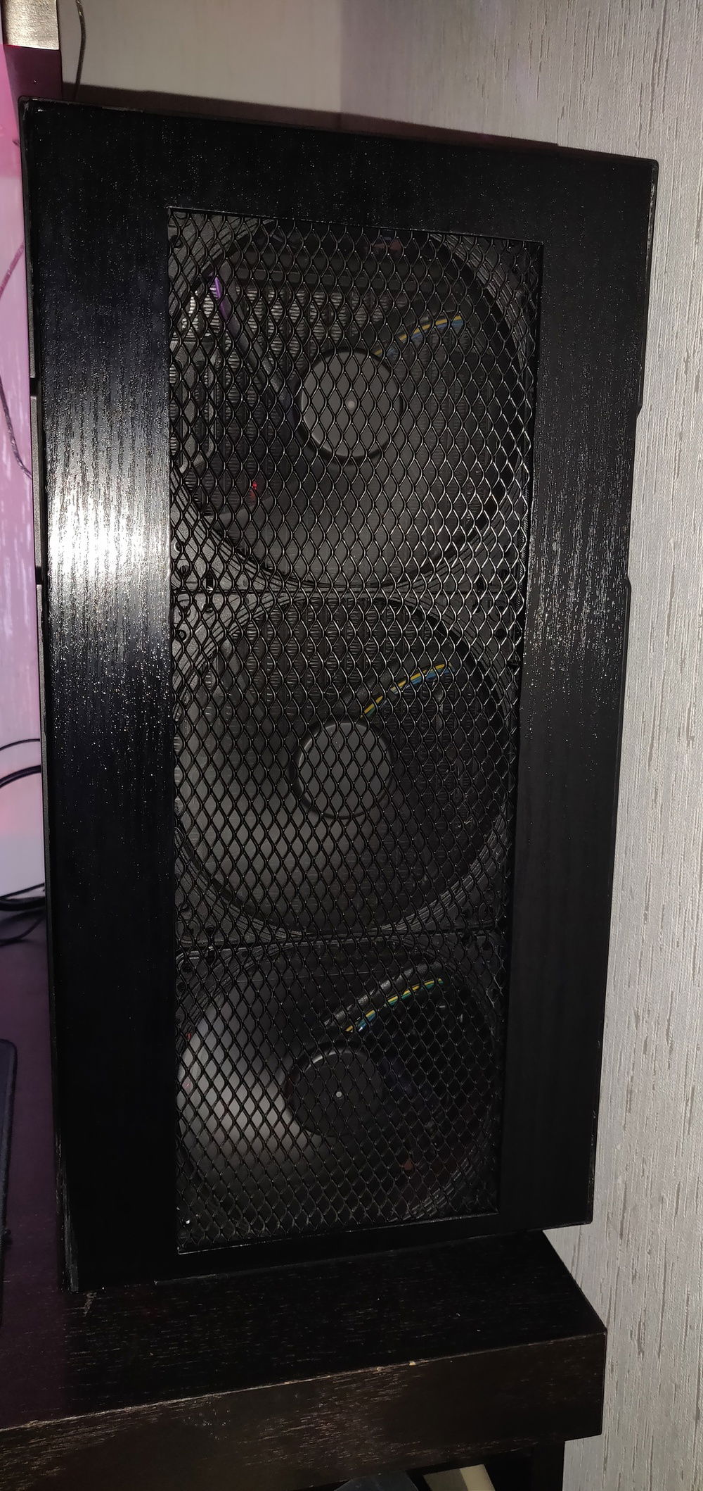 Fractal design R6 modded front panel to support 3 x 140mm fans and airflow mod, this pic is without dustfilter.