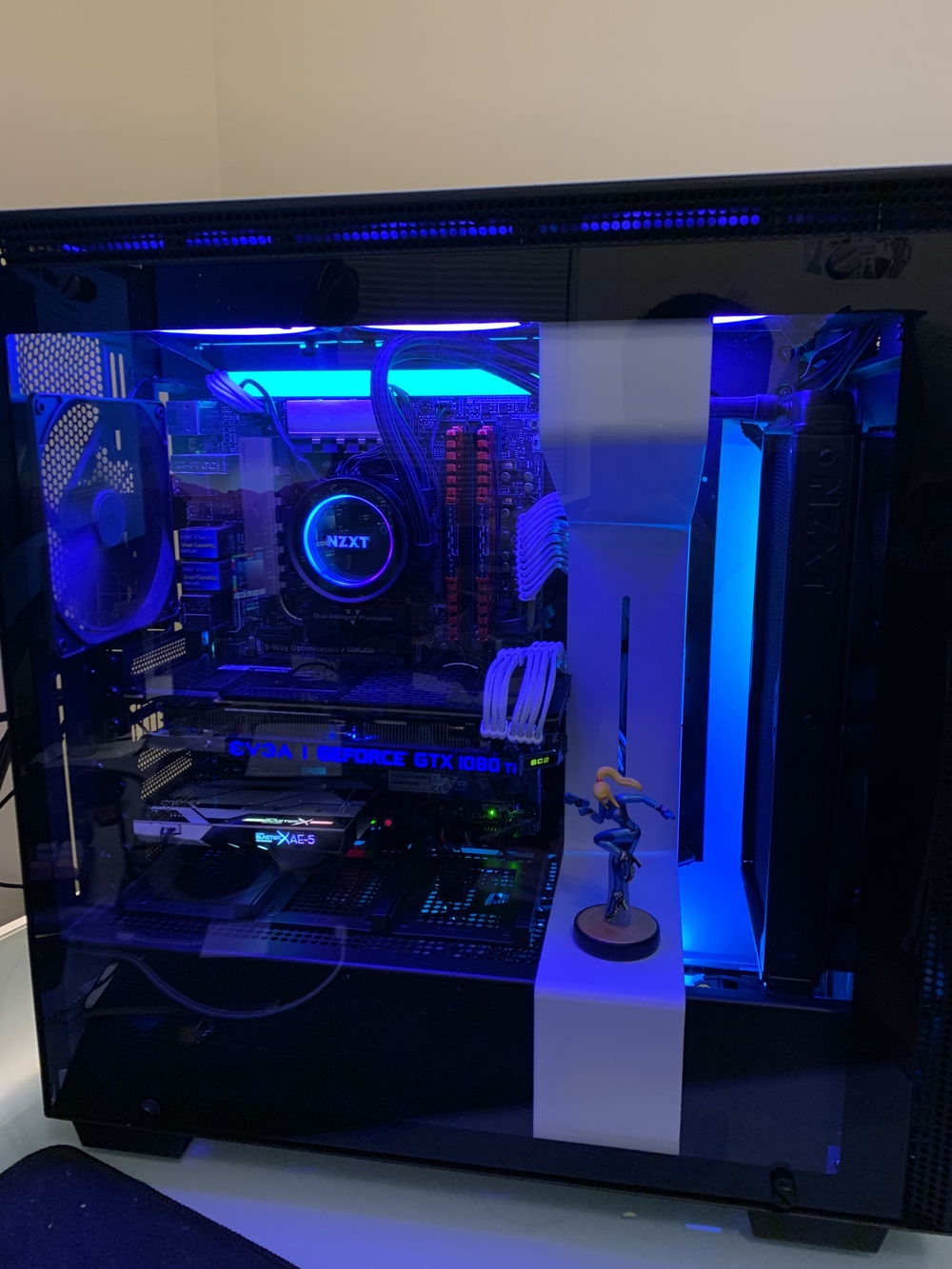 Hard to capture the lighting effect, but the rgb cycles through light blue and purple