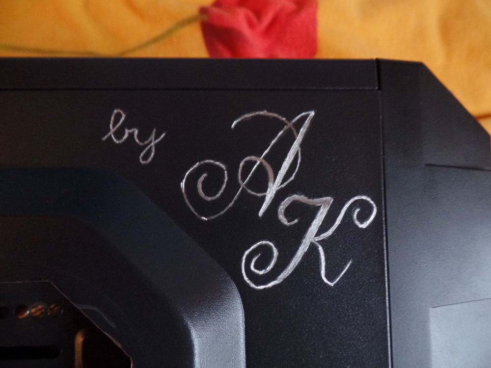 Mit Dremel eingravierte Initialen