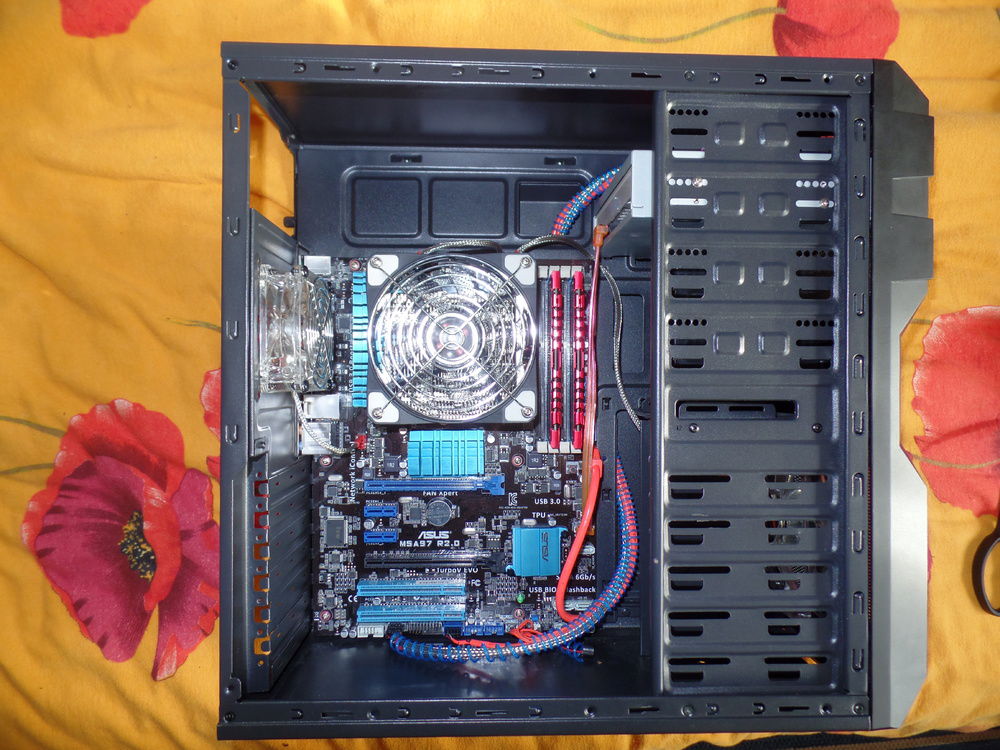 Einbau des Prozessors, dessen Kühler, Arbeitsspeicher und verlegen der ersten Kabel