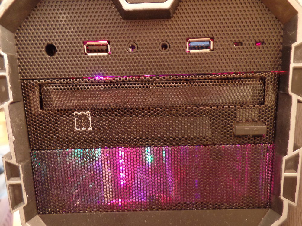 Zur Laufwerksblende umfunktionierte Laufwerksschachtblende