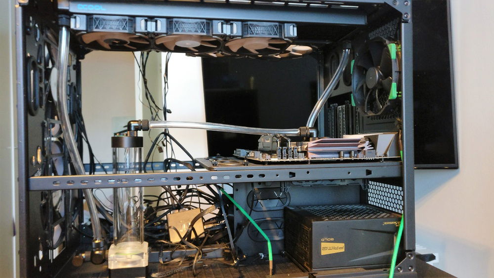 Custom loop done before I found out the pump/res I had from barrows was DOA. Absolutely no cable management has been done at this point since I'm missing some fan splitters etc so just ignore the mess in the back