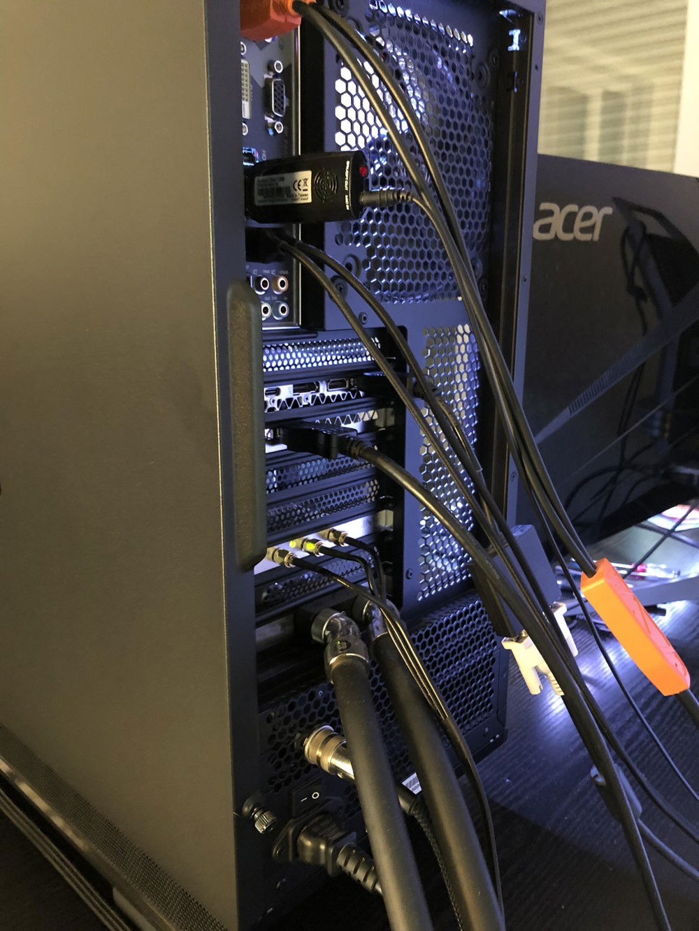 backside with the ports for the external tubing for the radiator and a self made sleeved cable to the external Mo-Ra3 to power and PWM control the fans.