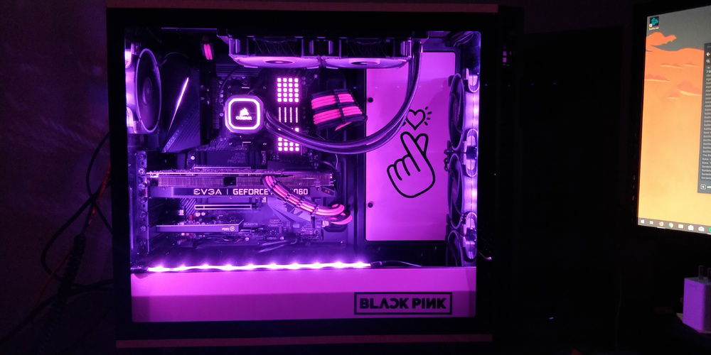 Tempered glass side panel is on and we're done!