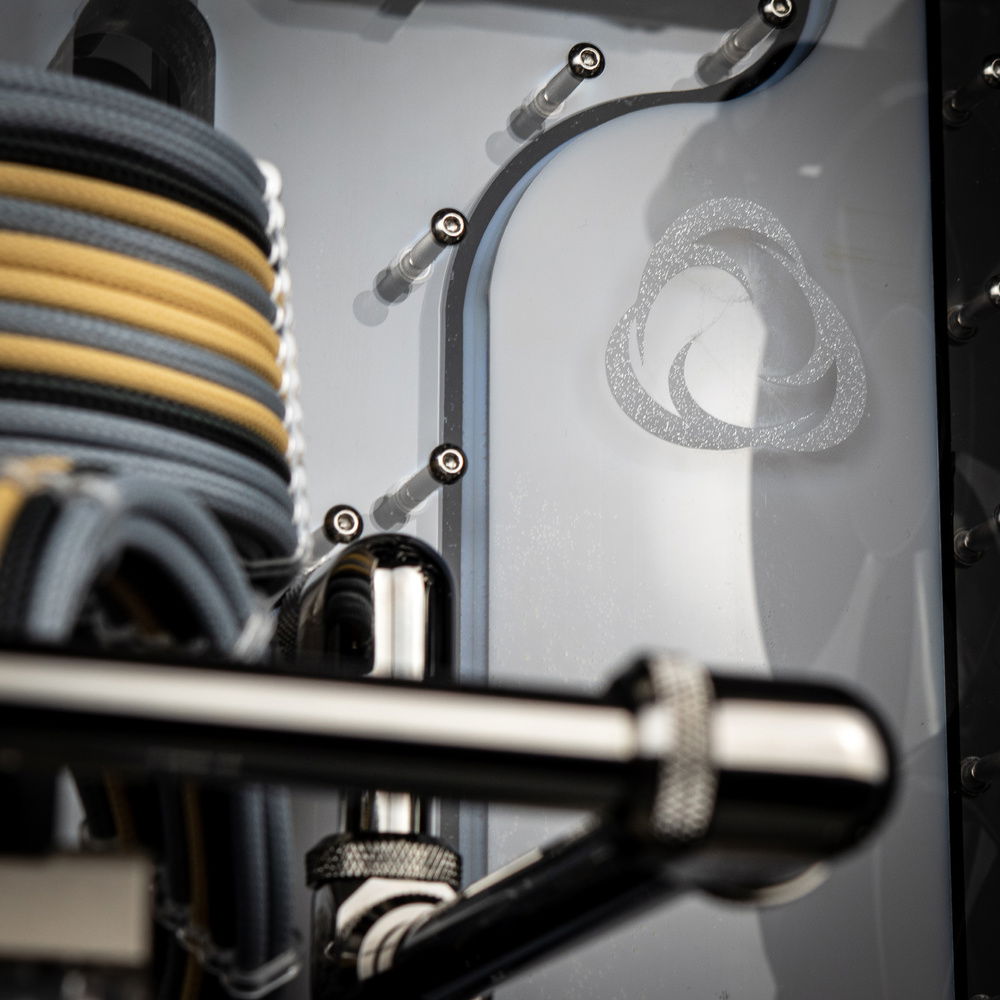 Case main manifold with Mayhem Pastel Light Gray.