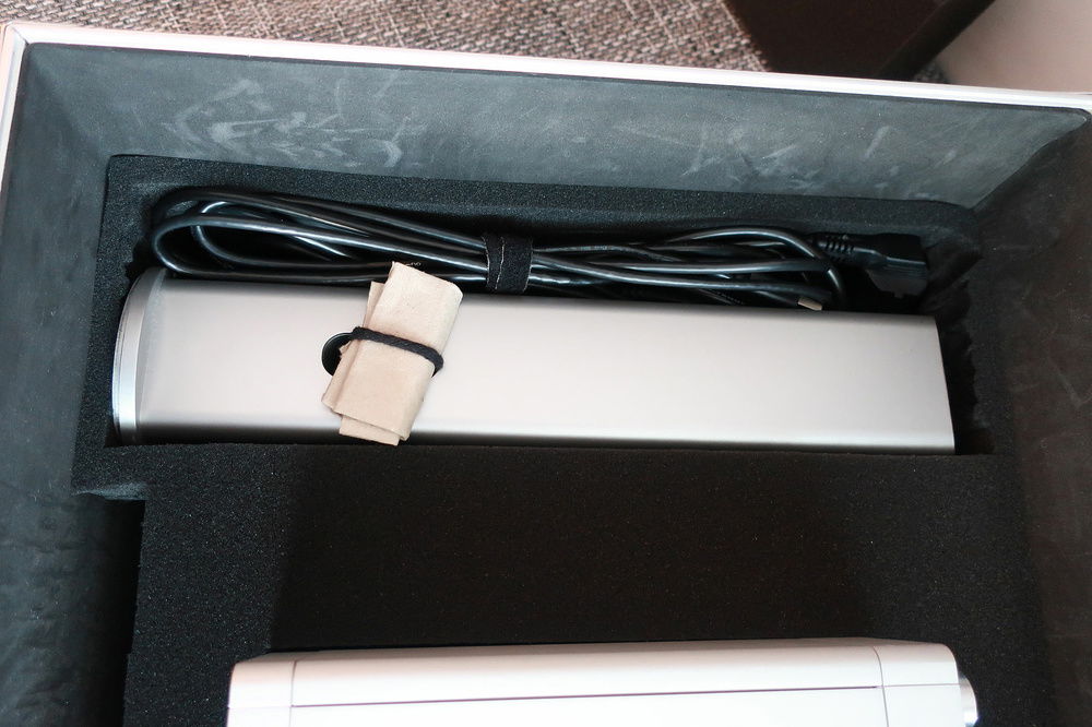 2 powercables and 1 display port cable