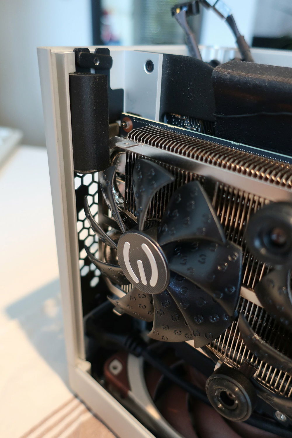 pressed-in-mod prevents fan from touching case, supported by an extra spacer (black plastic block top left)