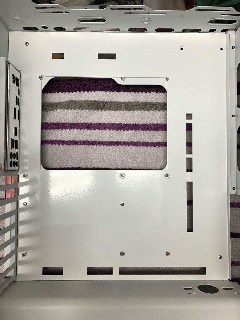 Lasercut mounting plate for the motherboard