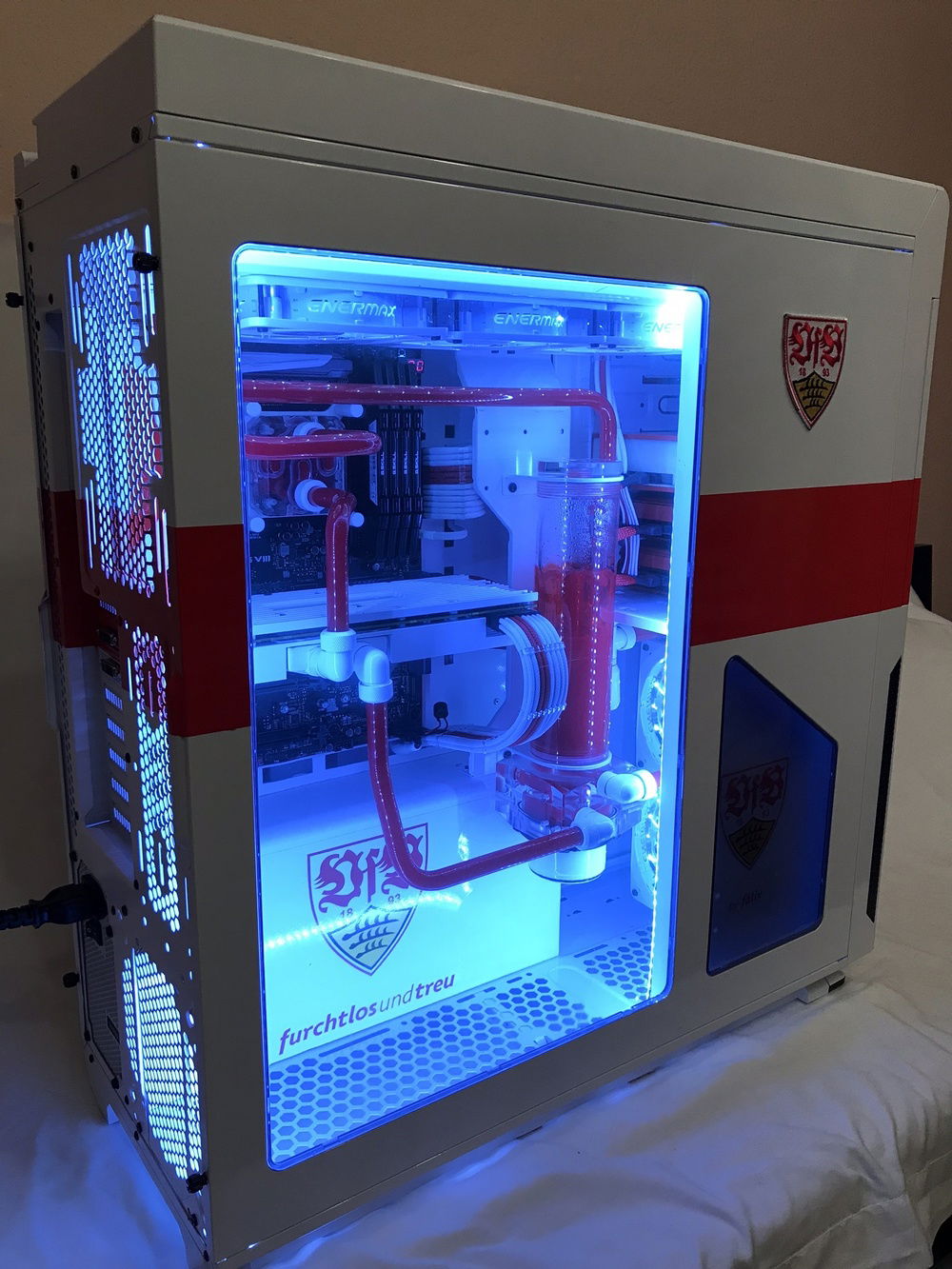 Front of the closed PC