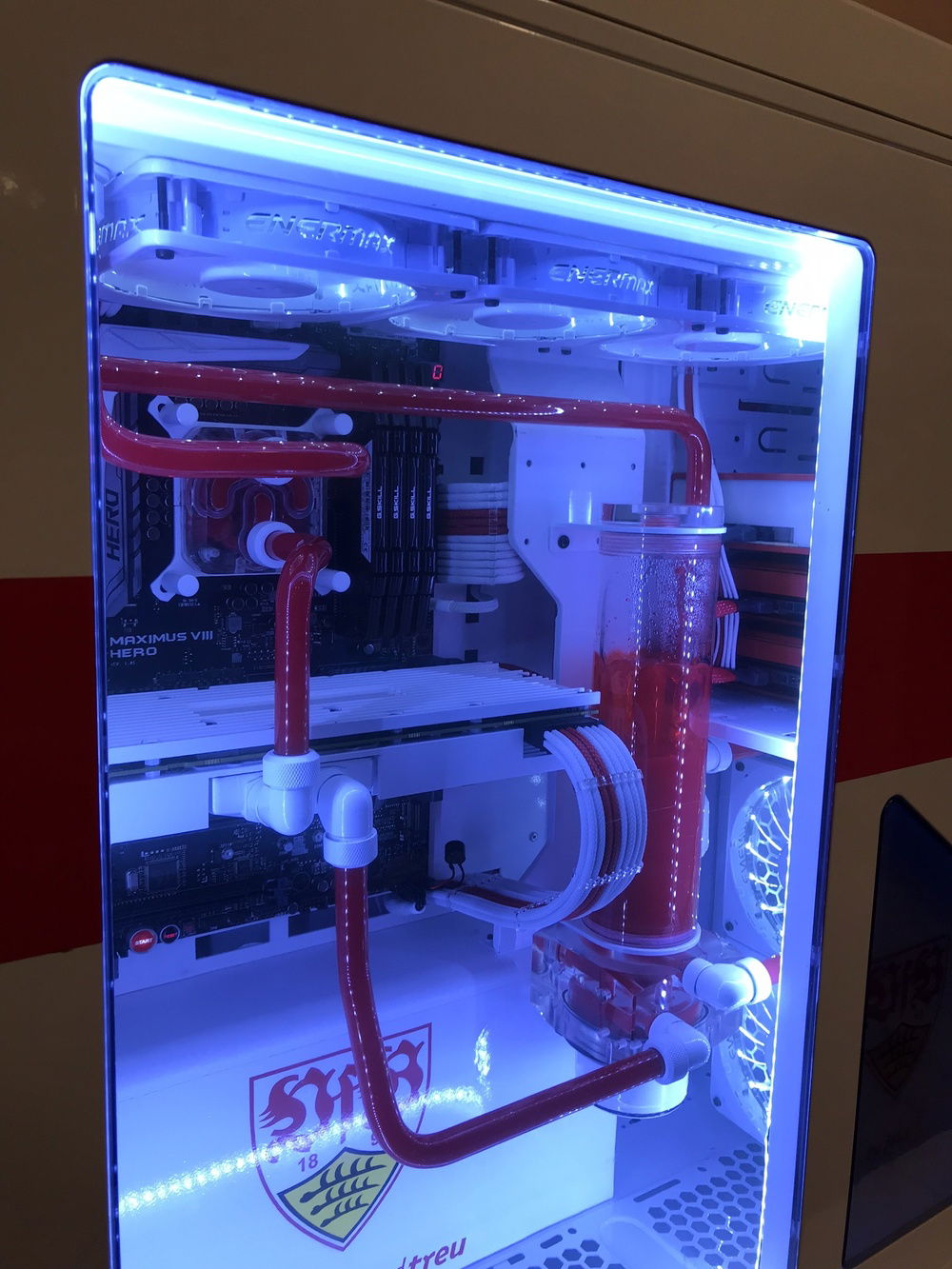 Front of the closed PC