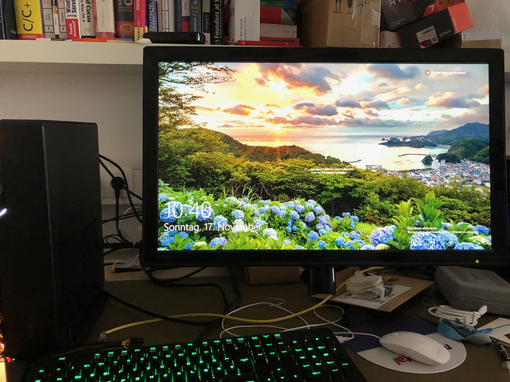 The finished Node 202 build booted up.