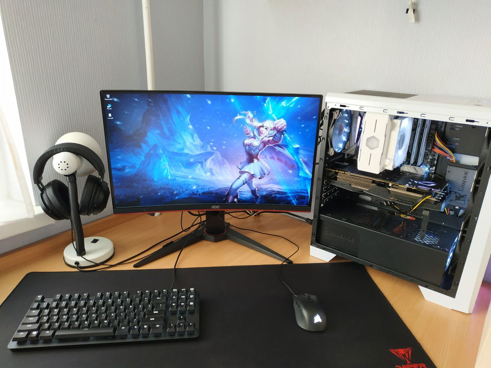 the side pannel is off because its is way easier to see the inside this way.