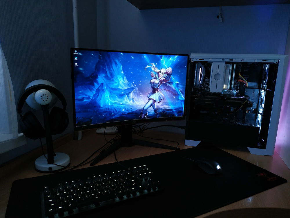 the side pannel is off because its is way easier to see the inside this way.