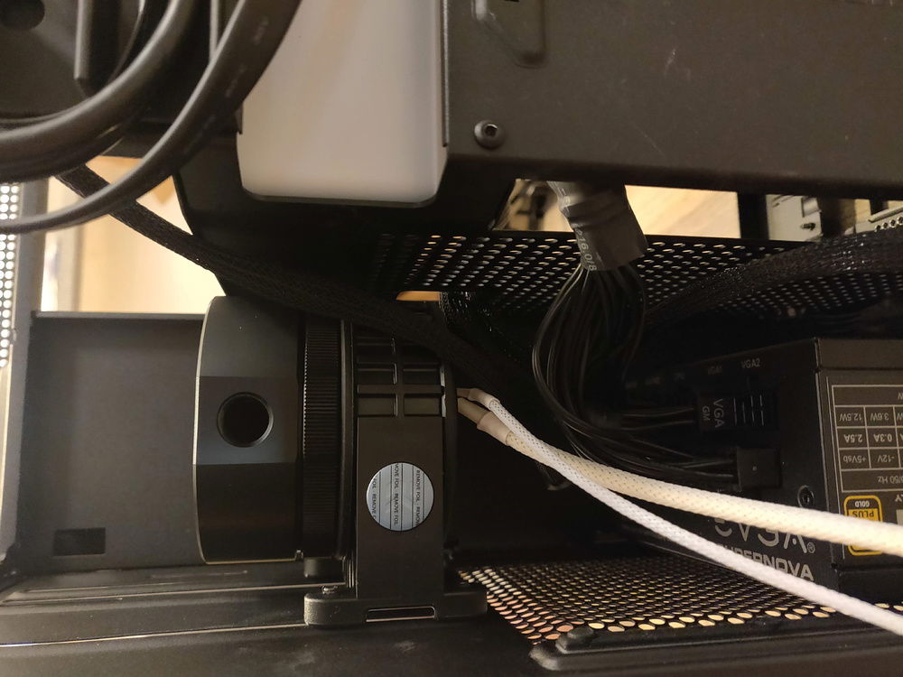 The pump body now lies next to the PSU.