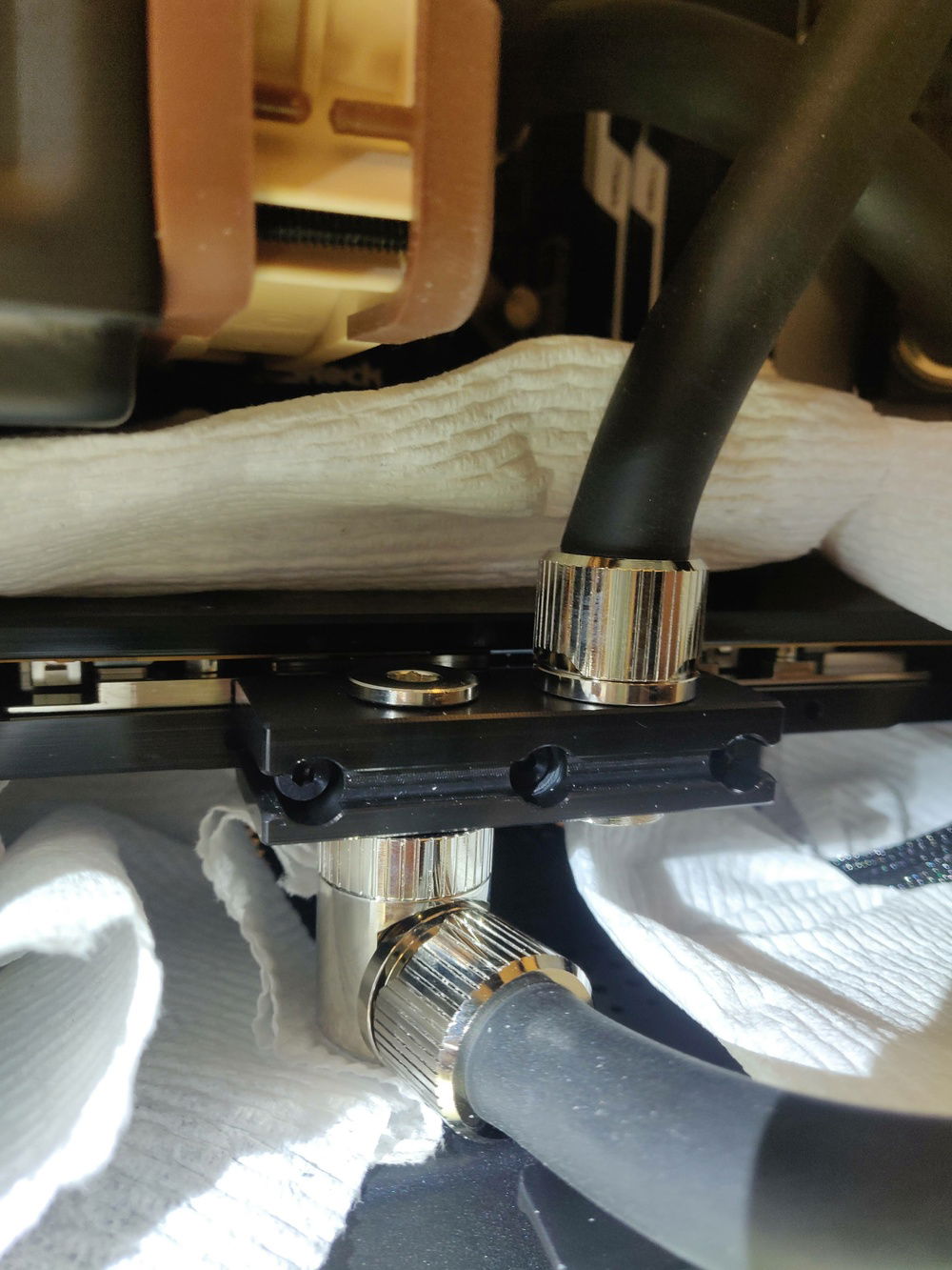 The bottom GPU port is a swiveling fitting so that the tubing can have leeway when I pull the reservoir out to fill.