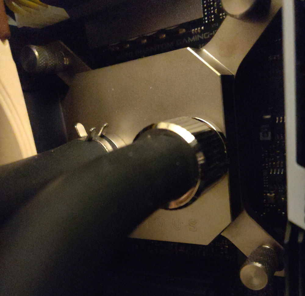 The CPU water block inlet could use only a barb. A compression fitting would have overlapped with the 120mm radiator fan.