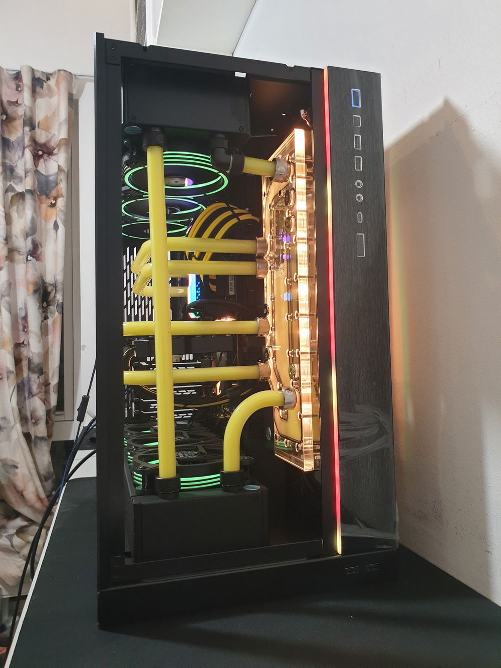 Lian Li O11 XL, custom loop, front distro plate, black & yellow » builds.gg