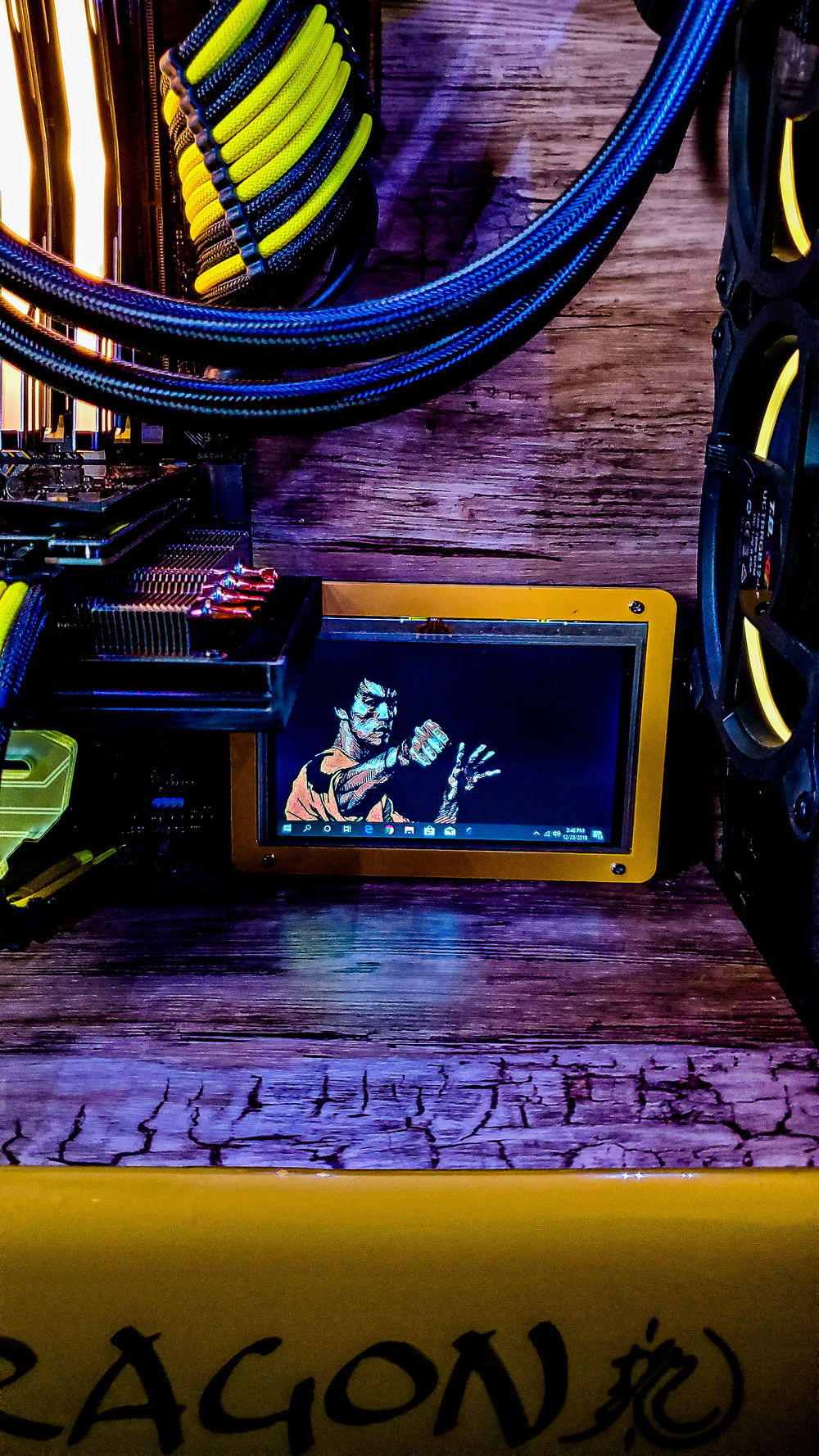 taskbar was left so client knows its a second monitor...not just a stale image.