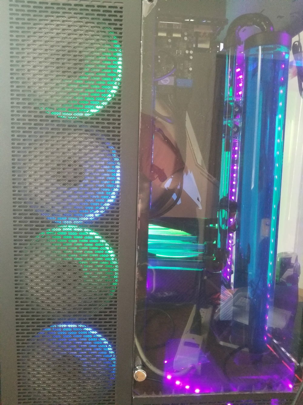 Side view with the RGB radiator fans.