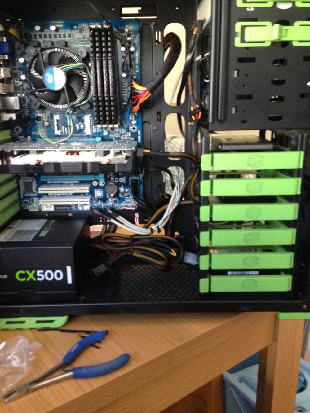 Insides showing painted drive bays + hardware