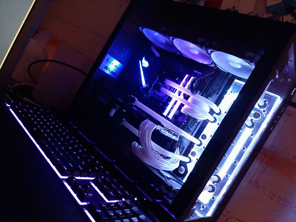 General impressions. Playing with the available RGB made me choose a white and purple combination. (Nov 2019)