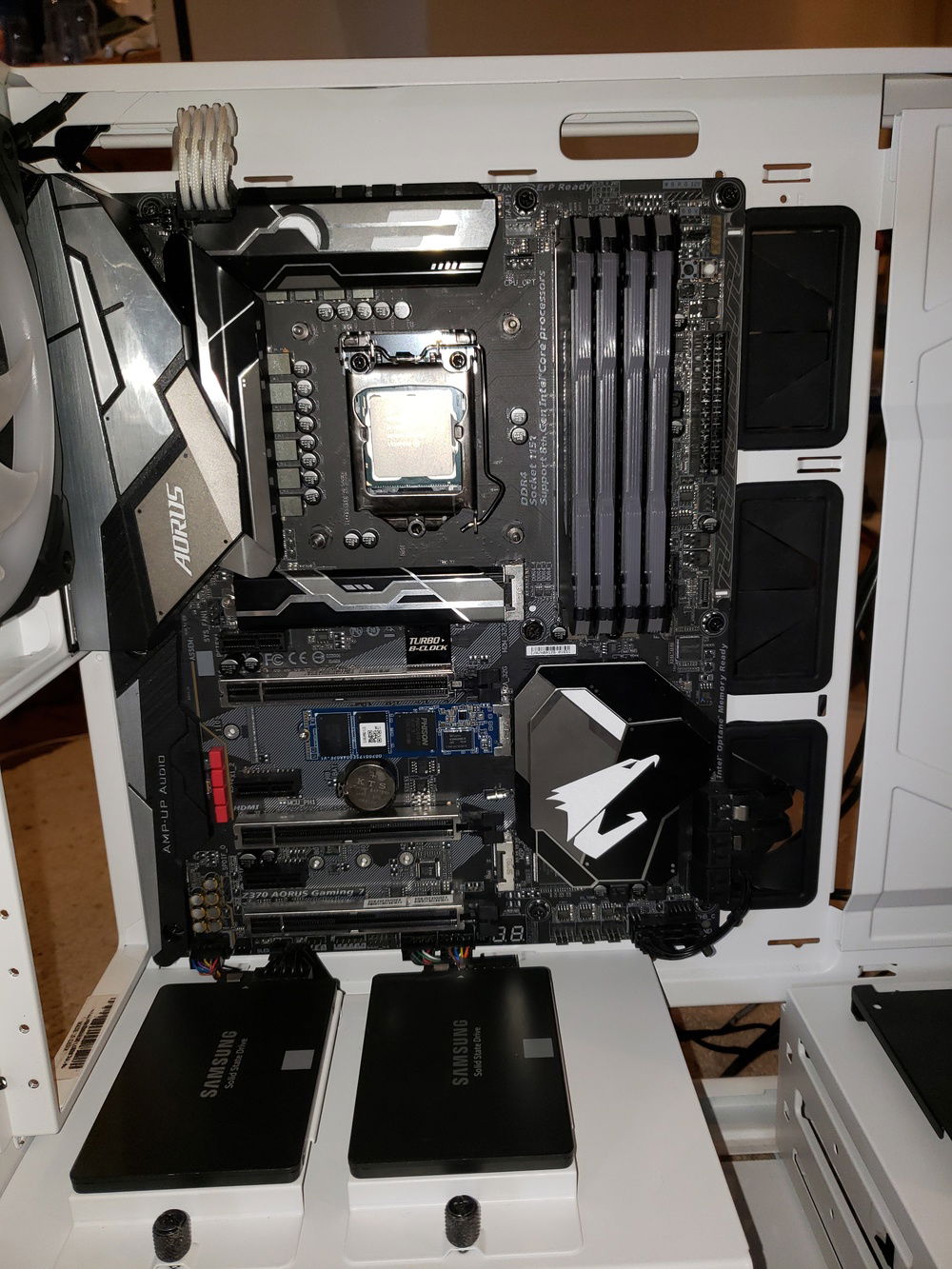 Motherboard and 860 EVOs installed into the H500P Mesh.