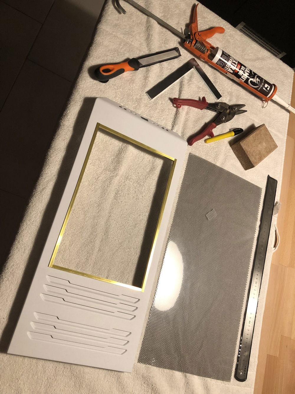 The edges are made out of 4x4x4 U shaped 1mm thick bronze.