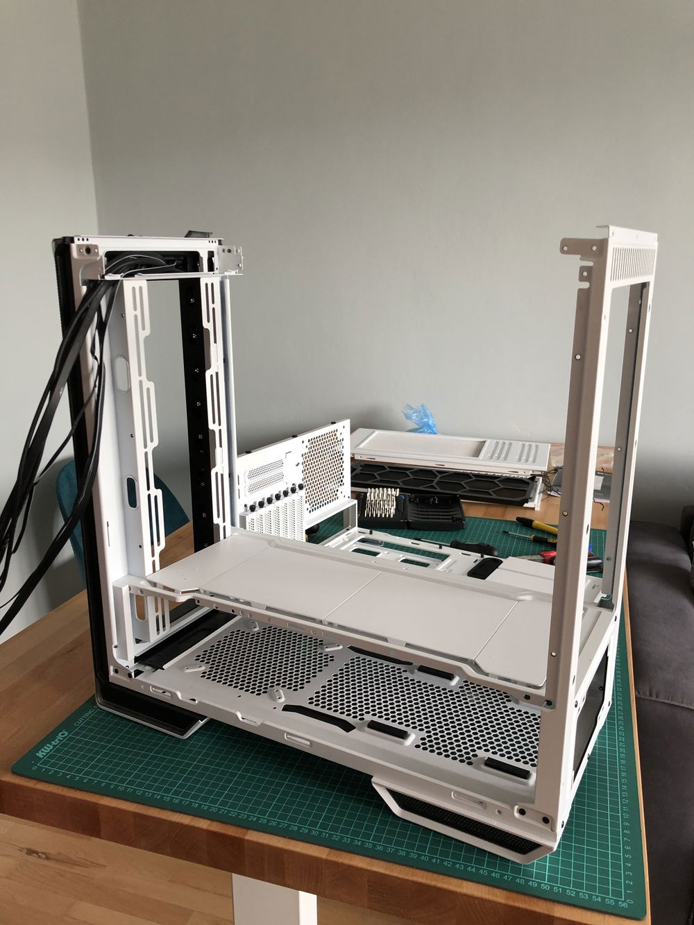 Teared down case chassis. This case is really well done and offered me absolute freedom. The main internal part was used as a test bench later on!