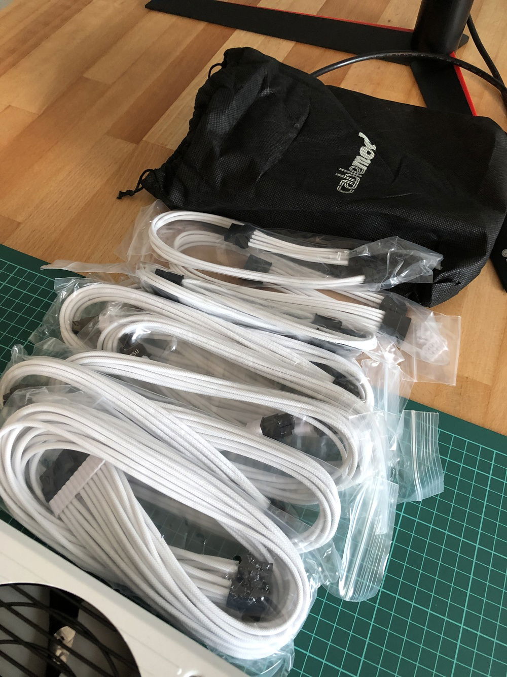 Beautiful CableMod cables. I had some hard moments figuring out whether I have the right cables but Matt Augsburger was so kind that he helped me out quickly. The problem was that as a newbie and first time builder I wasn´t that familiar with the different connectors. and their naming. Looking at the Corsair box and then trying to find the same in the CableMod box confused me.