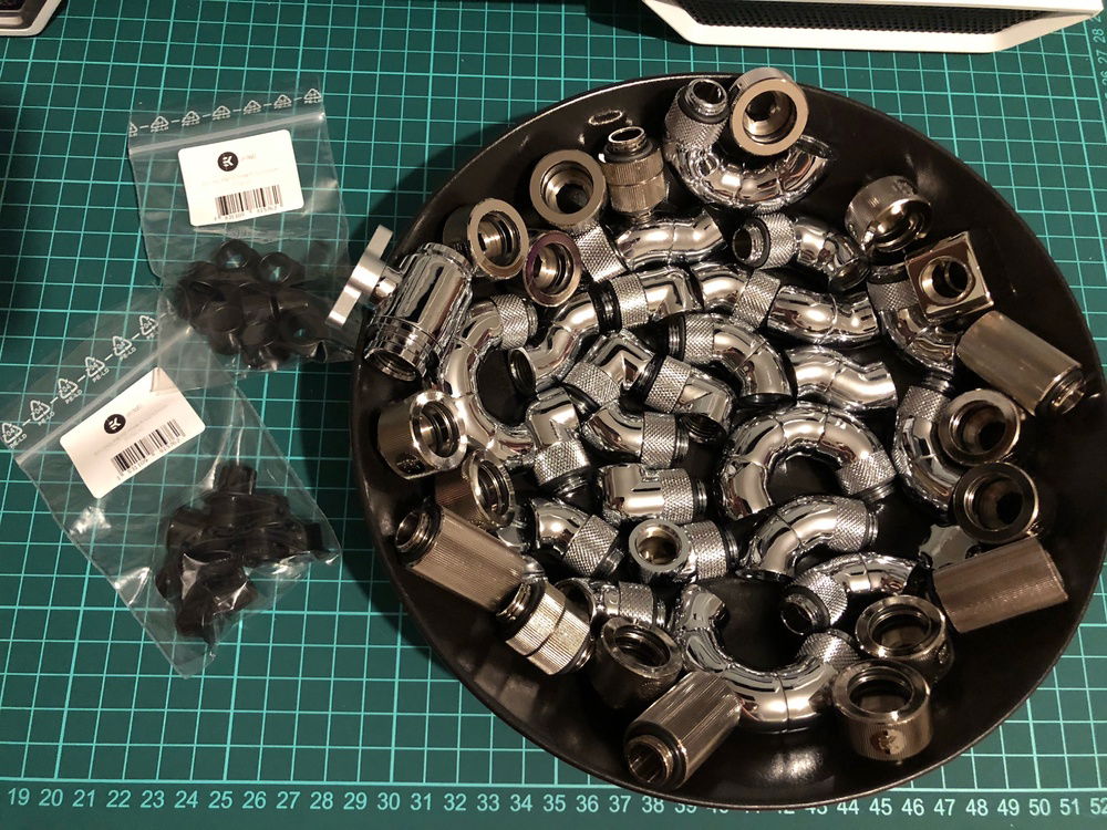 Different kind of soup.. It´s a combination of EK-WB, Barrow and Bykski fittings. Non-EK-WB fittings were used only for all the complicated turns. All main fittings - touching the EK-WB tubes were from EK-WB as well.