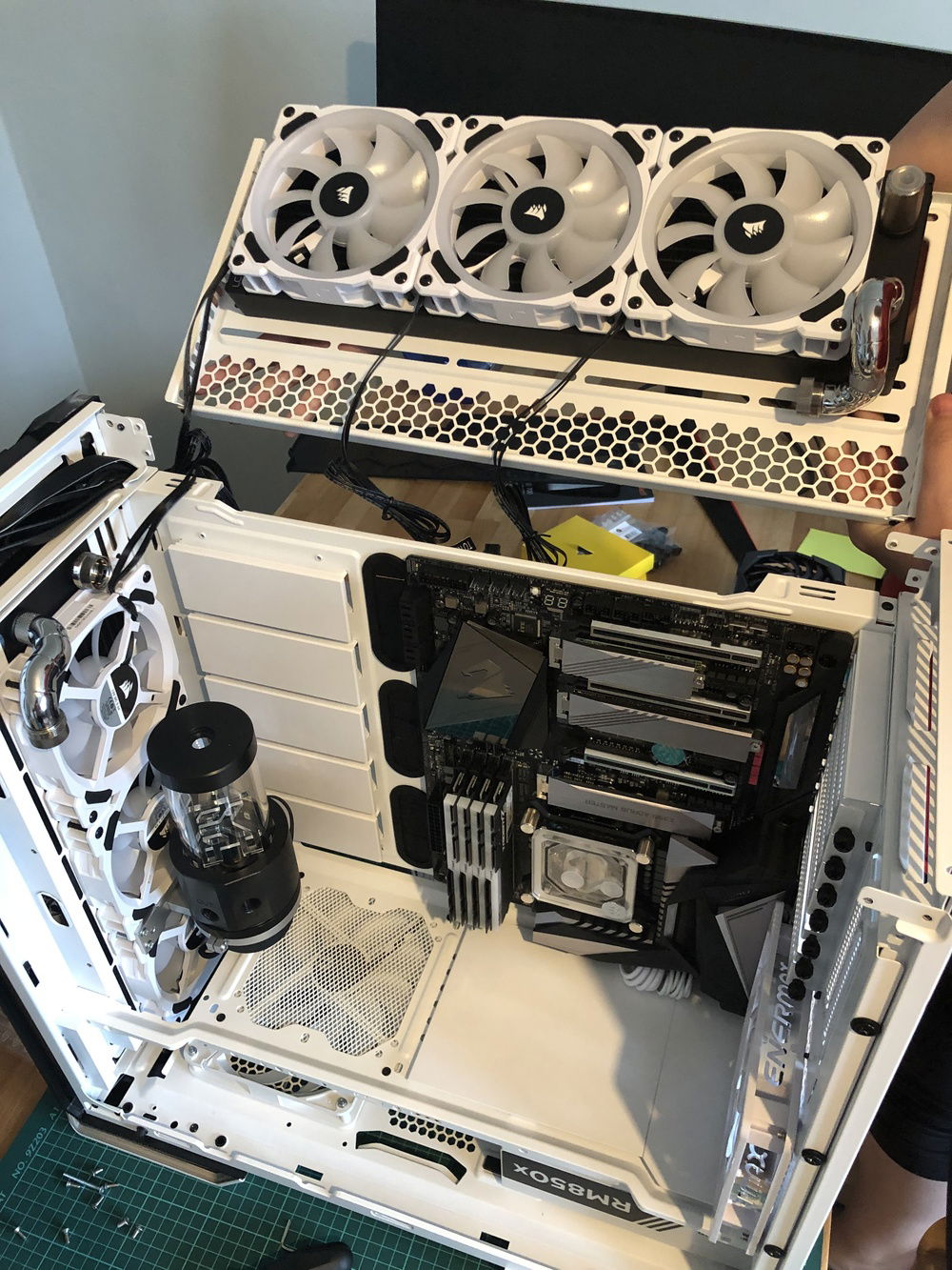 Detail of where I´m hiding that one invisible tube connecting the two radiators. I haven´t seen it anywhere else but I guess it´s caused by the fact that I´m using the inverted layout. I was like "hey, it looks nice! I haven´t seen it anywhere so it may be wrong but why not?.. right?.. oh my god please tell me it will work.."