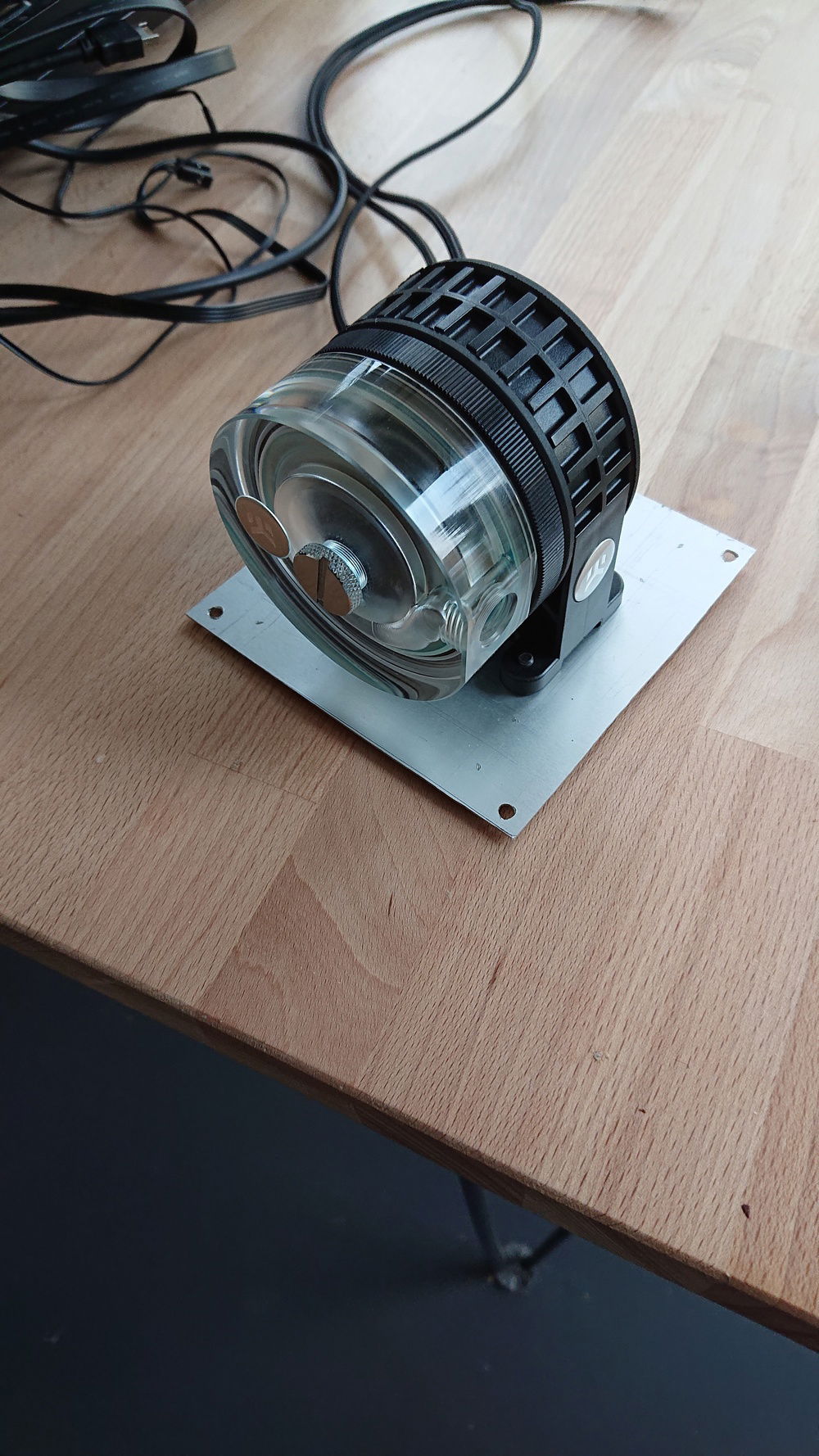 fixation of the d5 pump used under the psu shroud (attached to a 120mm fan location)