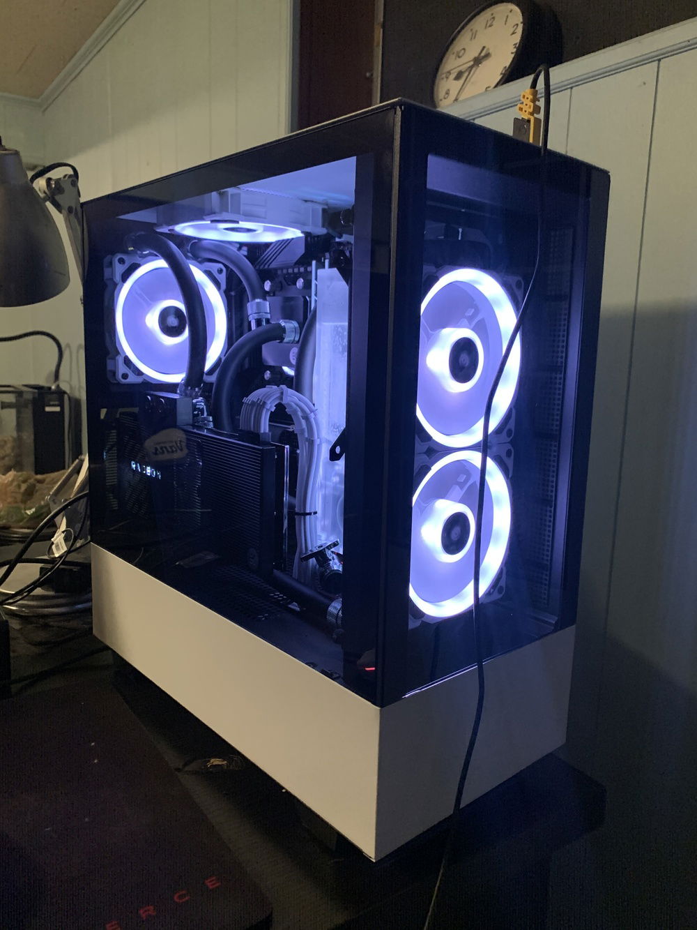 Dragon Center installed! All RGB lighting changed to white (yes, I know I'm basic and unoriginal lol)