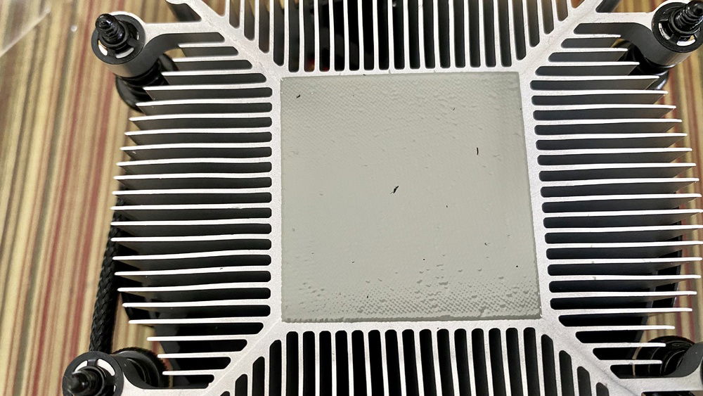 Gonna have to apply fresh thermal paste. I'm not a fan of those black particles that got stuck to the pre-applied paste. Kinda sucks as this is very evenly done.