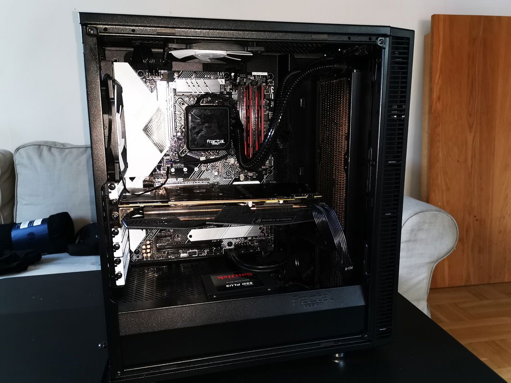 The inside of the beast. Here i hade to change some stuff to fit the radiator. i hade to remove the drivebays and mounted the mechanical drive in the bottom of the case and the ssd i just lay between the USB 3.1 cable and the case for so long untill i have found my dream case. I also had to remove th front dustfilter to place my fans, you can read mor about it later in the pics.