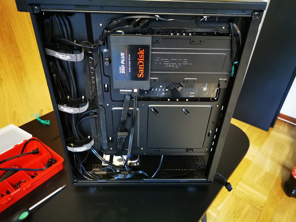 Now the SSD got in a better place than before and it looks better to than having it laying lose in the chassi.